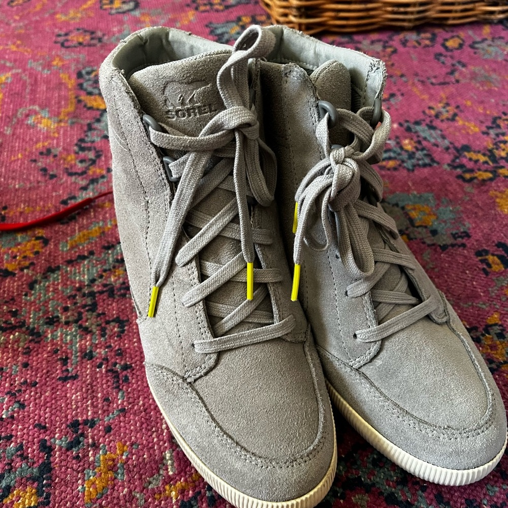 Women’s sorel wedge boots - size 9.  Light grey suede - great shape.